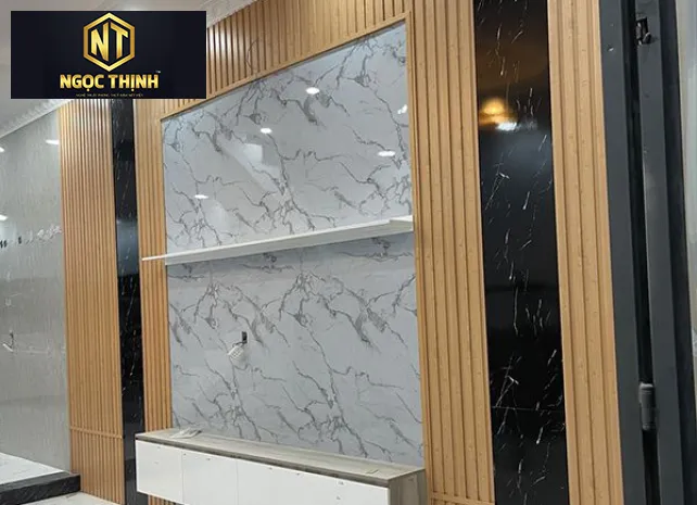 VÁCH ỐP NHỰA TV PHÒNG KHÁCH GIÁ TỐT